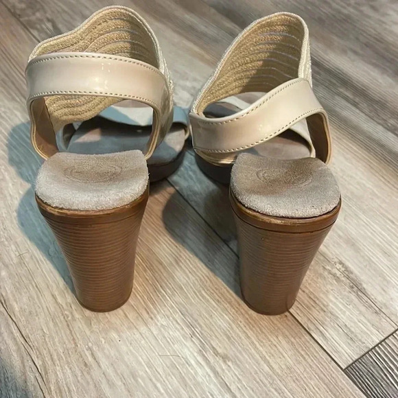 Charleston Shoe Co Women's Beige Elastic Tribeca Block Stacked Heel Size-9/39 - Picture 3 of 6